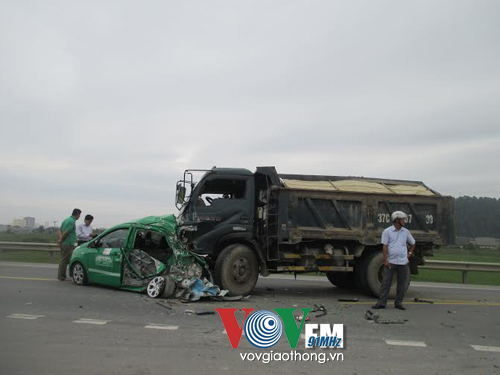 Taxi bị đẩy vào xe đầu kéo, 2 người nguy kịch